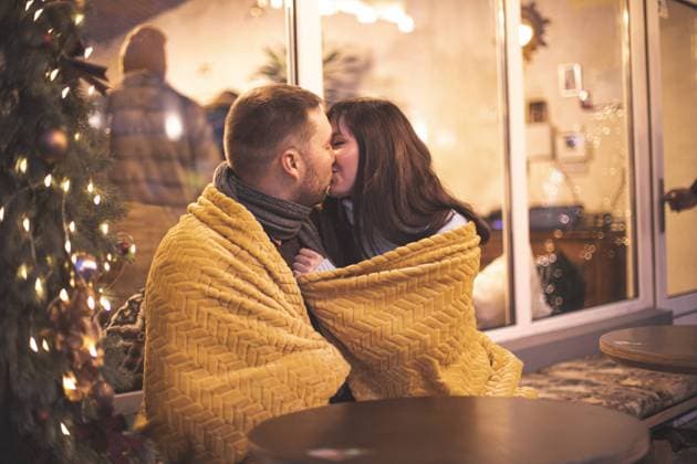 Romantic couple sitting at the sofa at the outdoor cafe Uzhhorod, Zakarpattia Oblast, Ukraine CR_OKSH211019-851383-01 ,model released, Symbolfoto