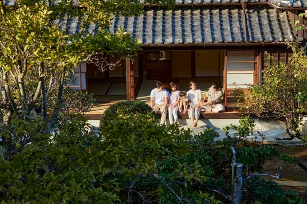 IMAGO Creative: Sommer, Sommertage im Garten Three-Generations Japanese Family Sitting On The Porch AFLO174602594  , 174602594.jpg, ,model released, Symbolfoto ,property released