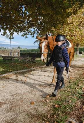 IMAGO Creative, Kinder auf dem Reiterhof Kid walking with horse at ranch after riding. Kavala, Greece CR_IEID211215-874115-01 ,model released, Symbolfoto