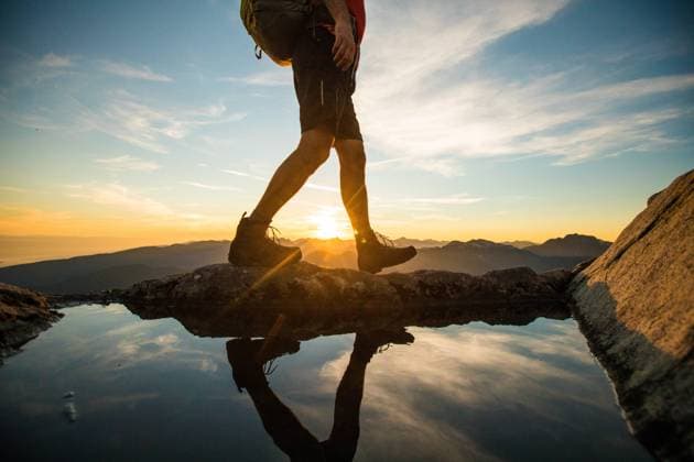 IMAGO Creative: Neue Aussichten Lower half of backpacker walking on summit ridge. Vancouver, British Columbia, Canada CR_JDIP211018C6-840205-01 ,model released, Symbolfoto