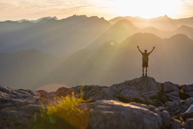 IMAGO Creative: Neue Aussichten Successful man standing on rocky mountain summit. Vancouver, British Columbia, Canada CR_JDIP211028C-840151-01 ,model released, Symbolfoto