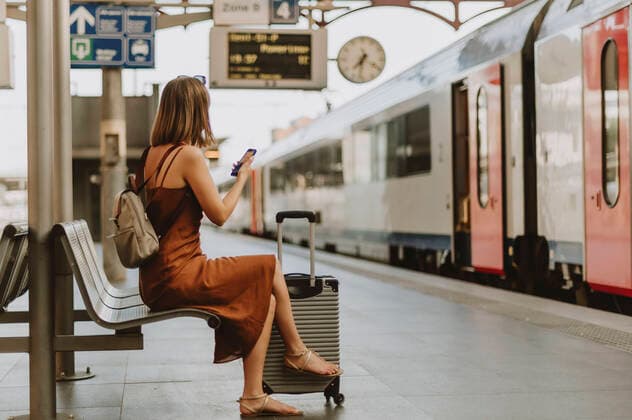 IMAGO Creative: Welttourismustag am 27. September Tourist woman sitting in Antwerp train station Antwerp, Flanders, Belgium CR_ZQEZ211004-845521-01 ,model released, Symbolfoto