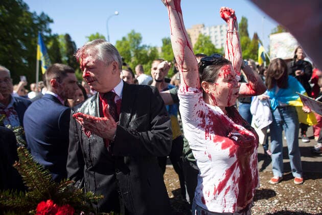 Bilder des Jahres 2022, News 05 Mai News Bilder des Tages Russian Ambassador Doused With Red Paint By Protesters In Poland Russian ambassador Siergiej Andriejew during the celebration of the Russian Victory Day known as Den Pobedy at the cemetery of Soviet soldiers was disrupted by the Ukrainians. seen in Warsaw on May 9, 2022. Warsaw Poland  Copyright: xMaciejxLuczniewskix originalFilename: luczniewski-vdaycele220509_npcxJ.jpg