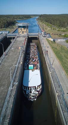 Seit 2004 pilgern die Magdeburger alljährlich zur Excellence Coral, dem feinen Schweizer Flusskreuzfahrtschiff, um auf ihm zu versinken . 18 Meter geht es hinab in der Doppelsparschleuse Hohenwarthe und dann eröffnet sich eine Akustik von ungeahnten Dimensionen. Viermal so gross wie das Raumvolumen der Semperoper - und doch kann man hier unverstärkt singen! Die verrückte Konzertidee von Bariton Burkhard v. Puttkamer ist ein wirklicher Publikumsrenner, den es weltweit einzigartig und so nur am Magdeburger Wasserstraßenkreuz zu erleben gibt. Alle Infos: www.zwischenakt.de