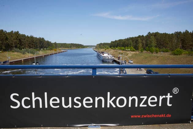 Seit 2004 pilgern die Magdeburger alljährlich zur Excellence Coral, dem feinen Schweizer Flusskreuzfahrtschiff, um auf ihm zu versinken . 18 Meter geht es hinab in der Doppelsparschleuse Hohenwarthe und dann eröffnet sich eine Akustik von ungeahnten Dimensionen. Viermal so gross wie das Raumvolumen der Semperoper - und doch kann man hier unverstärkt singen! Die verrückte Konzertidee von Bariton Burkhard v. Puttkamer ist ein wirklicher Publikumsrenner, den es weltweit einzigartig und so nur am Magdeburger Wasserstraßenkreuz zu erleben gibt. Alle Infos: www.zwischenakt.de