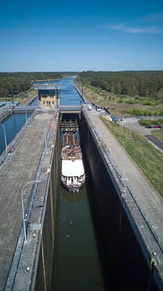 Seit 2004 pilgern die Magdeburger alljährlich zur Excellence Coral, dem feinen Schweizer Flusskreuzfahrtschiff, um auf ihm zu versinken . 18 Meter geht es hinab in der Doppelsparschleuse Hohenwarthe und dann eröffnet sich eine Akustik von ungeahnten Dimensionen. Viermal so gross wie das Raumvolumen der Semperoper - und doch kann man hier unverstärkt singen! Die verrückte Konzertidee von Bariton Burkhard v. Puttkamer ist ein wirklicher Publikumsrenner, den es weltweit einzigartig und so nur am Magdeburger Wasserstraßenkreuz zu erleben gibt. Alle Infos: www.zwischenakt.de