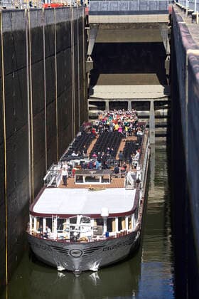 Seit 2004 pilgern die Magdeburger alljährlich zur Excellence Coral, dem feinen Schweizer Flusskreuzfahrtschiff, um auf ihm zu versinken . 18 Meter geht es hinab in der Doppelsparschleuse Hohenwarthe und dann eröffnet sich eine Akustik von ungeahnten Dimensionen. Viermal so gross wie das Raumvolumen der Semperoper - und doch kann man hier unverstärkt singen! Die verrückte Konzertidee von Bariton Burkhard v. Puttkamer ist ein wirklicher Publikumsrenner, den es weltweit einzigartig und so nur am Magdeburger Wasserstraßenkreuz zu erleben gibt. Alle Infos: www.zwischenakt.de