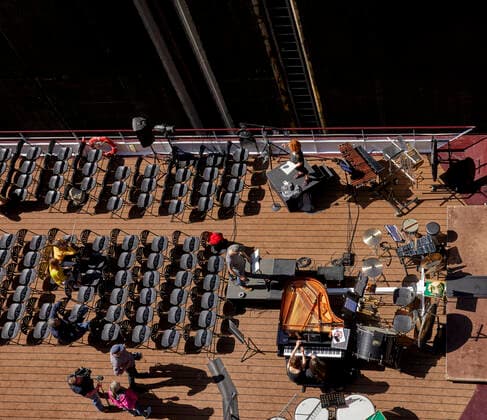 Seit 2004 pilgern die Magdeburger alljährlich zur Excellence Coral, dem feinen Schweizer Flusskreuzfahrtschiff, um auf ihm zu versinken . 18 Meter geht es hinab in der Doppelsparschleuse Hohenwarthe und dann eröffnet sich eine Akustik von ungeahnten Dimensionen. Viermal so gross wie das Raumvolumen der Semperoper - und doch kann man hier unverstärkt singen! Die verrückte Konzertidee von Bariton Burkhard v. Puttkamer ist ein wirklicher Publikumsrenner, den es weltweit einzigartig und so nur am Magdeburger Wasserstraßenkreuz zu erleben gibt. Alle Infos: www.zwischenakt.de