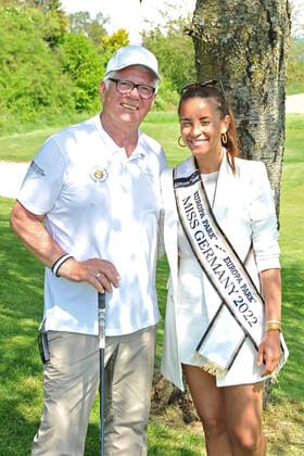 24. Europa-Park EAGLES Golf Cup. Thomas M. Stein und Domitila Barros ( Miss Germany 2022 ) anläßlich des 24. Europa-Park EAGLES Golf Cup am 09.05.2022 beim Golfclub Breisgau in Herbolzheim-Tutschfelden. 20220509MWI17532