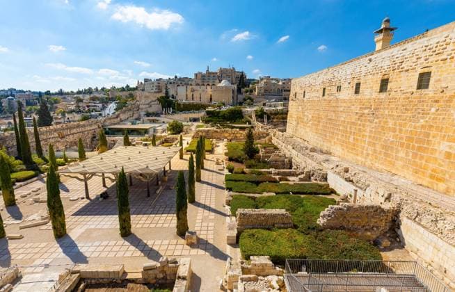 Jerusalem, Israel - October 13, 2017: Umayyad Palace Garden archeological park at south wall of Temple Mount and Al-Aqsa Mosque in Jerusalem Old City  BEW1DFE6DE6