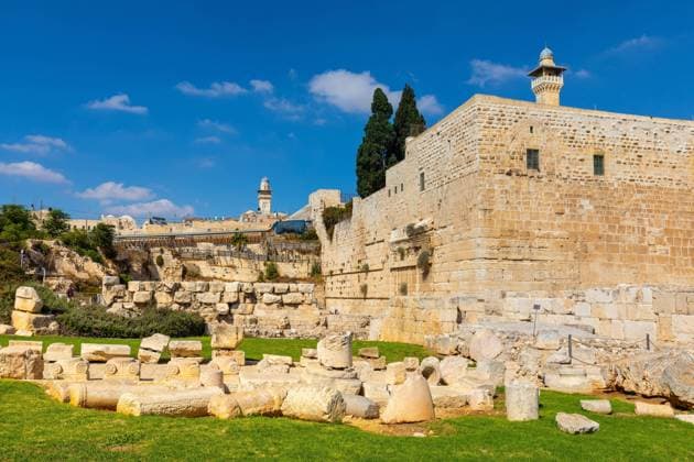 Jerusalem, Israel - October 13, 2017: South-eastern corner of Temple Mount walls with Al-Aqsa Mosque and Davidson Center excavation archeological park in Jerusalem Old City  BEW1DFE6E3A