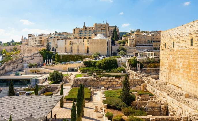Jerusalem, Israel - October 13, 2017: Umayyad Palace Garden archeological park at south wall of Temple Mount and Al-Aqsa Mosque in Jerusalem Old City  BEW1DFE6E70