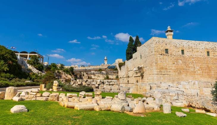 Jerusalem, Israel - October 13, 2017: South-eastern corner of Temple Mount walls with Al-Aqsa Mosque and Davidson Center excavation archeological park in Jerusalem Old City  BEW1DFE6E74