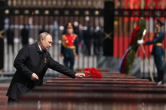 Bilder des Jahres 2022, News 05 Mai News Bilder des Tages MOSCOW, RUSSIA - MAY 9, 2022: Russia s President Vladimir Putin lays flowers at a hero city stele in Moscow s Alexander Garden by the Kremlin Wall on the day of the 77th anniversary of the victory over Nazi Germany in World War II. Anton Novoderezhkin TASS  TS130615
