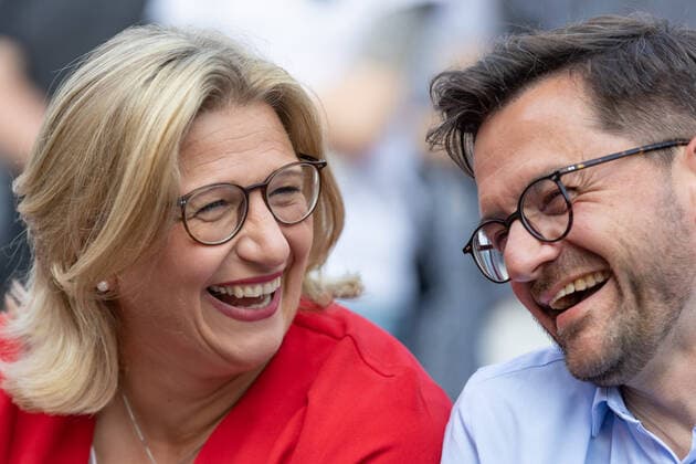 News Bilder des Tages Ministerpräsidentin des Saarlandes Anke Rehlinger und Thomas Kutschaty - Wahlkampfveranstaltung der SPD zur NRW Landtagswahl zum 15.05.2022 auf dem Münsterplatz in Bonn mit dem Spitzenkandidaten Thomas Kutschaty zum Ministerpräsidenten, 09.05.2022 Bonn Innenstadt NRW Deutschland *** Minister President of Saarland Anke Rehlinger and Thomas Kutschaty election campaign event of the SPD for the NRW state election to 15 05 2022 on the Münsterplatz in Bonn with the top candidate Thomas Kutschaty for Minister President, 09 05 2022 Bonn downtown NRW Germany