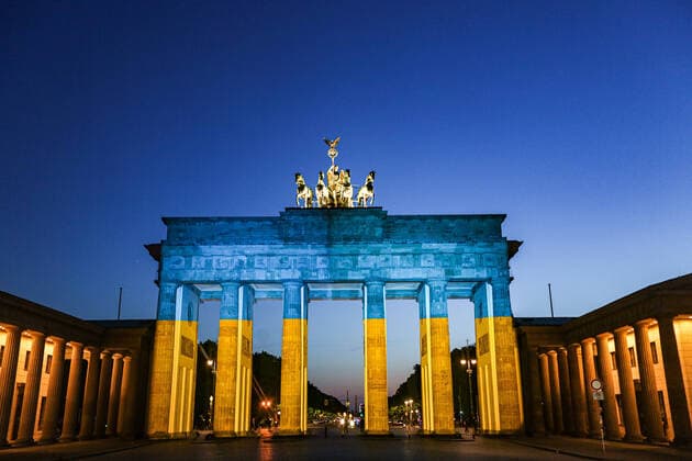 Bilder des Jahres 2022, News 05 Mai News Bilder des Tages May 9, 2022, Warsaw, Warsaw, Poland: The Brandenburg Arch in Berlin was lit in Ukrainian Flag colors on May 9, the day in 1945 when the Second World War ended and is also considered the Victory Day in Russia. Warsaw Poland - ZUMAo116 20220509_znp_o116_033 Copyright: xBiancaxOterox