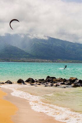 IMAGO Creative: 2022 Sport Favoriten IMAGO Creative: Sommer Sport - Strand Maui kite surfer on shore at Kanaha Beach Park , 16048740.jpg, 1, adult, afternoon, America, athlete, beach, beautiful, board, Cloud, extreme, Hawaii, Iao Valley, island, Kahului, Kanaha, kite, kite surf, male, man, Maui, ocean, outdoor, outdoors, outside, pacific, person, sail, scenic, sea, sport, Surf, surfer, tourism, travel, USA, water, wave, wind, windy,