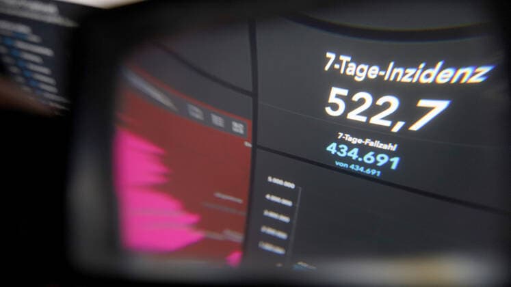 Dashboard des RKI, die 7-Tage-Inzidenz liegt nun bei 522,7 7-Tage-Inzidenz, Dashboard des RKI auf einem Monitor am 10.05.2022 in Siegen Deutschland.