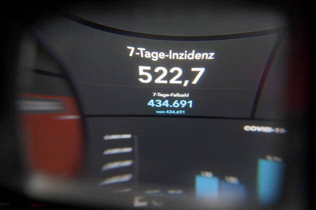 Dashboard des RKI, die 7-Tage-Inzidenz liegt nun bei 522,7 7-Tage-Inzidenz, Dashboard des RKI auf einem Monitor am 10.05.2022 in Siegen Deutschland.