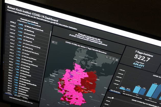 Dashboard des RKI, die 7-Tage-Inzidenz liegt nun bei 522,7 7-Tage-Inzidenz, Dashboard des RKI auf einem Monitor am 10.05.2022 in Siegen Deutschland.