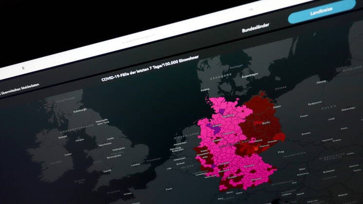 Dashboard des RKI, die 7-Tage-Inzidenz liegt nun bei 522,7 7-Tage-Inzidenz, Dashboard des RKI auf einem Monitor am 10.05.2022 in Siegen Deutschland.