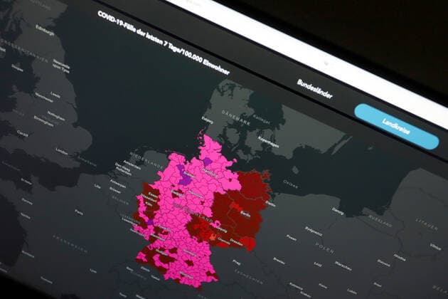 Dashboard des RKI, die 7-Tage-Inzidenz liegt nun bei 522,7 7-Tage-Inzidenz, Dashboard des RKI auf einem Monitor am 10.05.2022 in Siegen Deutschland.