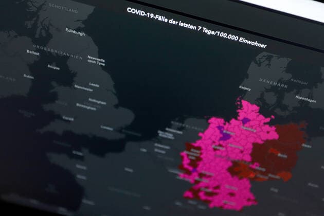 Dashboard des RKI, die 7-Tage-Inzidenz liegt nun bei 522,7 7-Tage-Inzidenz, Dashboard des RKI auf einem Monitor am 10.05.2022 in Siegen Deutschland.