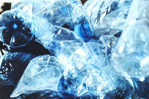 IMAGO Nature: Unsere Erde, Umweltverträgliche Herausforderungen, Plastikmüll Recycle. Used bottles of water , 16092336.jpg, plastic, bottle, water, recycling, waste, trash, container, garbage, recycle, transparent, used, blue, pollution, rubbish, ecology, eco, drink, liquid, background, white, recycled, environmental, environment, reuse, product, junk, dump, global, warming, industry, ecologic, cap, nobody, close-up, texture, details, empty,