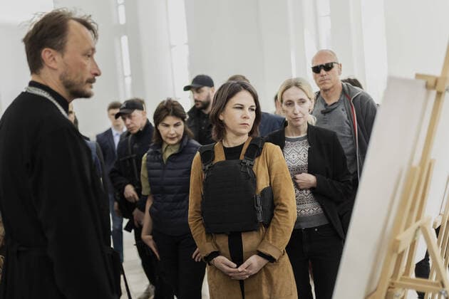 Bilder des Jahres 2022, News 05 Mai News Bilder des Tages Annalena Baerbock (Buendnis 90 Die Gruenen), Bundesaussenministerin, besucht die Kirche im Rahmen eines Besuches der Stadt Butscha, 10.05.2022. Baerbock reist als erste Vertreterin der Bundesregierung nach dem Beginn des Krieges in die Ukraine. Butscha wurde bekannt durch ein Massaker mutmasslich durch Angehoerige der russischen Streitkraefte im Zuge der Besetzung der Stadt im Rahmen des Angriffskrieges Russlands auf die Ukraine. Laut ukrainischen Angaben wurden ueber 400 Zivilisten getoetet. Butscha Ukraine *** Annalena Baerbock Buendnis 90 Die Gruenen , German Foreign Minister, visits church as part of a visit to the town of Butscha, 10 05 2022 Baerbock travels to Ukraine as the first representative of the German government after the sta Copyright: xFlorianxGaertnerx