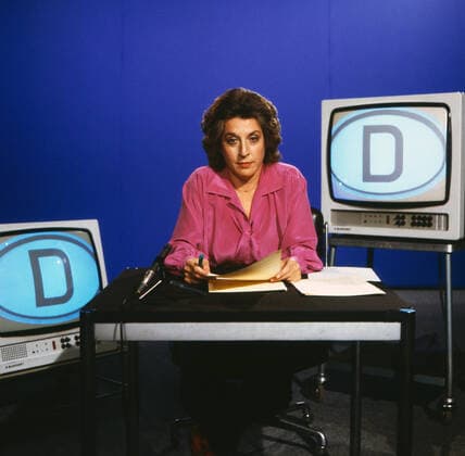 KENNZEICHEN D Kennzeichen D, ZDF Politmagazin über den Alltag auf beiden Seiten der innerdeutschen Grenze, Deutschland, 1980, im Bild: LEA ROSH, deutsche Fernsehjournalistin, erstmals als neue Kommentatorin der politischen Sendereihe. Kennzeichen D, TV Political magazine about everyday life on both sides of the inner-German border, Germany, 1980, pictured: LEA ROSH, German television journalist, for the first time as a new commentator on the political series., Deutschland Copyright: ArthurxGrimm UnitedArchives82007689 EDITORIAL USE ONLY