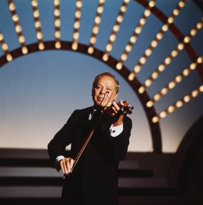 HELMUT ZACHARIAS SHOW Helmut Zacharias, deutscher Geiger und Komponist, hier in der ZDF Musiksendung: Helmut-Zacharias-Show, Deutschland, 1972. Helmut Zacharias, German violinist and composer, here in the ZDF music program: Helmut Zacharias Show, Germany, 1972., Deutschland Copyright: ArthurxGrimm UnitedArchives82007694 EDITORIAL USE ONLY