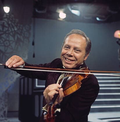 HELMUT ZACHARIAS SHOW Helmut Zacharias, deutscher Geiger und Komponist, hier in der ZDF Musiksendung: Helmut-Zacharias-Show, Deutschland, 1972. Helmut Zacharias, German violinist and composer, here in the ZDF music program: Helmut Zacharias Show, Germany, 1972., Deutschland Copyright: ArthurxGrimm UnitedArchives82007695 EDITORIAL USE ONLY