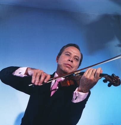 HELMUT ZACHARIAS SHOW Helmut Zacharias, deutscher Geiger und Komponist, hier in der ZDF Musiksendung: Helmut-Zacharias-Show, Deutschland, 1972. Helmut Zacharias, German violinist and composer, here in the ZDF music program: Helmut Zacharias Show, Germany, 1972., Deutschland Copyright: ArthurxGrimm UnitedArchives82007696 EDITORIAL USE ONLY