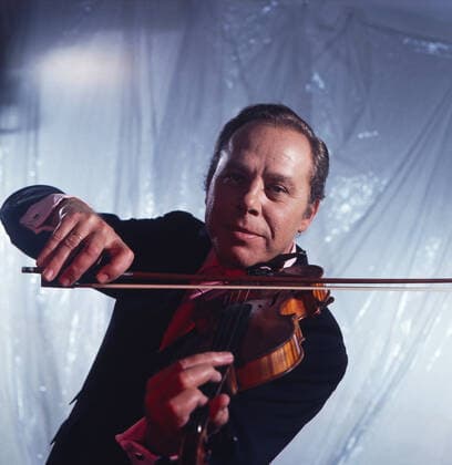 HELMUT ZACHARIAS SHOW Helmut Zacharias, deutscher Geiger und Komponist, hier in der ZDF Musiksendung: Helmut-Zacharias-Show, Deutschland, 1972. Helmut Zacharias, German violinist and composer, here in the ZDF music program: Helmut Zacharias Show, Germany, 1972., Deutschland Copyright: ArthurxGrimm UnitedArchives82007697 EDITORIAL USE ONLY