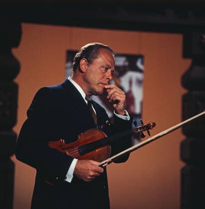 HELMUT ZACHARIAS SHOW Helmut Zacharias, deutscher Geiger und Komponist, hier in der ZDF Musiksendung: Helmut-Zacharias-Show, Deutschland, 1972. Helmut Zacharias, German violinist and composer, here in the ZDF music program: Helmut Zacharias Show, Germany, 1972., Deutschland Copyright: ArthurxGrimm UnitedArchives82007698 EDITORIAL USE ONLY
