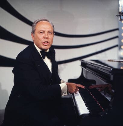 HELMUT ZACHARIAS Helmut Zacharias, deutscher Geiger und Komponist, hier am Klavier in der ZDF Evergreen Gala: So schön wie heut, so müsst es bleiben, Deutschland, 1981. Helmut Zacharias, German violinist and composer, here at the piano in the ZDF Evergreen Gala: So schoen wie heut, so muesst es bleiben, Deutschland, 1981., Deutschland Copyright: ArthurxGrimm UnitedArchives82007700 EDITORIAL USE ONLY