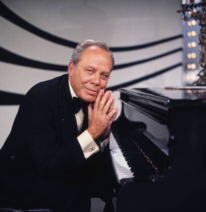 HELMUT ZACHARIAS Helmut Zacharias, deutscher Geiger und Komponist, hier am Klavier in der ZDF Evergreen Gala: So schön wie heut, so müsst es bleiben, Deutschland, 1981. Helmut Zacharias, German violinist and composer, here at the piano in the ZDF Evergreen Gala: So schoen wie heut, so muesst es bleiben, Deutschland, 1981., Deutschland Copyright: ArthurxGrimm UnitedArchives82007701 EDITORIAL USE ONLY