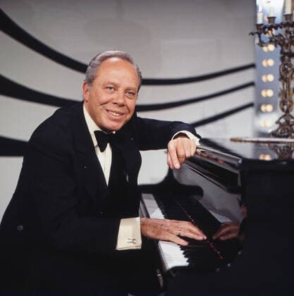 HELMUT ZACHARIAS Helmut Zacharias, deutscher Geiger und Komponist, hier am Klavier in der ZDF Evergreen Gala: So schön wie heut, so müsst es bleiben, Deutschland, 1981. Helmut Zacharias, German violinist and composer, here at the piano in the ZDF Evergreen Gala: So schoen wie heut, so muesst es bleiben, Deutschland, 1981., Deutschland Copyright: ArthurxGrimm UnitedArchives82007702 EDITORIAL USE ONLY