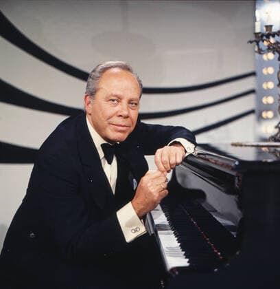 HELMUT ZACHARIAS Helmut Zacharias, deutscher Geiger und Komponist, hier am Klavier in der ZDF Evergreen Gala: So schön wie heut, so müsst es bleiben, Deutschland, 1981. Helmut Zacharias, German violinist and composer, here at the piano in the ZDF Evergreen Gala: So schoen wie heut, so muesst es bleiben, Deutschland, 1981., Deutschland Copyright: ArthurxGrimm UnitedArchives82007703 EDITORIAL USE ONLY