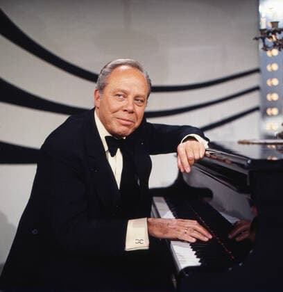 HELMUT ZACHARIAS Helmut Zacharias, deutscher Geiger und Komponist, hier am Klavier in der ZDF Evergreen Gala: So schön wie heut, so müsst es bleiben, Deutschland, 1981. Helmut Zacharias, German violinist and composer, here at the piano in the ZDF Evergreen Gala: So schoen wie heut, so muesst es bleiben, Deutschland, 1981., Deutschland Copyright: ArthurxGrimm UnitedArchives82007704 EDITORIAL USE ONLY