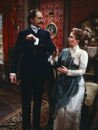 ES BLEIBT IN DER FAMILIE Es bleibt in der Familie, ZDF Fernsehkomödie, Deutschland, 1981, Szene: Harald Juhnke, Edda Seippel. Es bleibt in der Familie, TV film, Germany, 1981, scene: Harald Juhnke, Edda Seippel., Deutschland Copyright: ArthurxGrimm UnitedArchives82007771 EDITORIAL USE ONLY