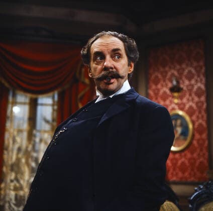 ES BLEIBT IN DER FAMILIE Es bleibt in der Familie, ZDF Fernsehkomödie, Deutschland, 1981, Szene: Harald Juhnke in einer dreifachen Schauspielrolle, hier als Sohn Gustave Chantrel, 59 Jahre. Es bleibt in der Familie, TV film, Germany, 1981, scene: Harald Juhnke in a triple acting role, here as son Gustave Chantrel, 59., Deutschland Copyright: ArthurxGrimm UnitedArchives82007772 EDITORIAL USE ONLY