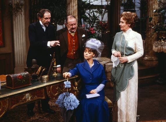 ES BLEIBT IN DER FAMILIE Es bleibt in der Familie, ZDF Fernsehkomödie, Deutschland, 1981, Szene: Harald Juhnke, Walter Jokisch, Simone Rethel, Edda Seippel. Es bleibt in der Familie, TV film, Germany, 1981, scene: Harald Juhnke, Walter Jokisch, Simone Rethel, Edda Seippel, Deutschland Copyright: ArthurxGrimm UnitedArchives82007778 EDITORIAL USE ONLY