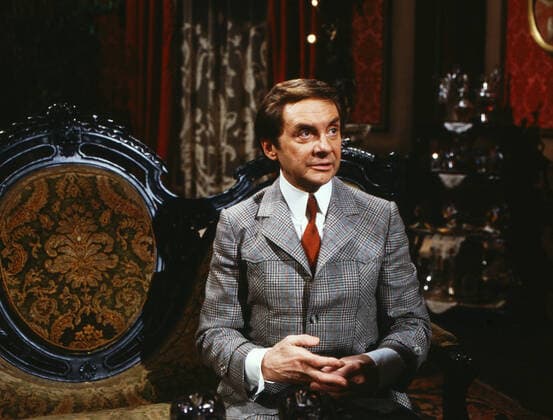 ES BLEIBT IN DER FAMILIE Es bleibt in der Familie, ZDF Fernsehkomödie, Deutschland, 1981, Szene: Harald Juhnke in einer dreifachen Schauspielrolle, hier als Enkel Philippe Chantrel, 35 Jahre. Es bleibt in der Familie, TV film, Germany, 1981, scene: Harald Juhnke in a triple acting role, here as grandson Philippe Chantrel, 35., Deutschland Copyright: ArthurxGrimm UnitedArchives82007780 EDITORIAL USE ONLY