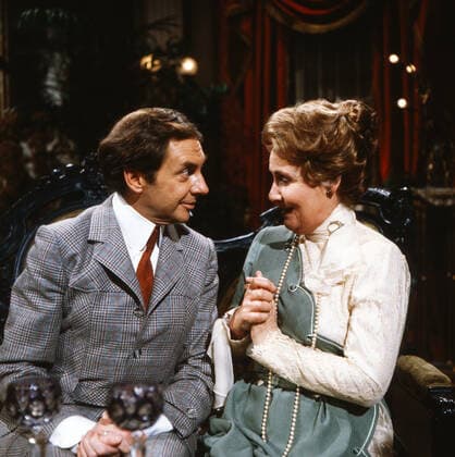 ES BLEIBT IN DER FAMILIE Es bleibt in der Familie, ZDF Fernsehkomödie, Deutschland, 1981, Szene: Harald Juhnke, Edda Seippel. Es bleibt in der Familie, TV film, Germany, 1981, scene: Harald Juhnke, Edda Seippel, Deutschland Copyright: ArthurxGrimm UnitedArchives82007784 EDITORIAL USE ONLY