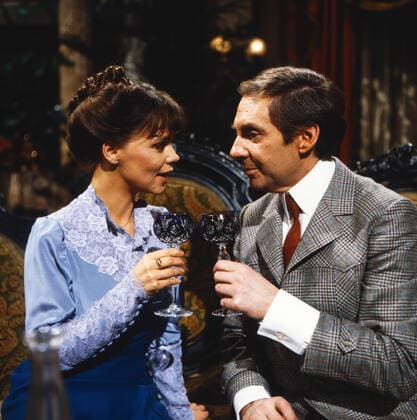 ES BLEIBT IN DER FAMILIE Es bleibt in der Familie, ZDF Fernsehkomödie, Deutschland, 1981, Szene: Simone Rethel, Harald Juhnke. Es bleibt in der Familie, TV film, Germany, 1981, scene: Simone Rethel, Harald Juhnke., Deutschland Copyright: ArthurxGrimm UnitedArchives82007785 EDITORIAL USE ONLY