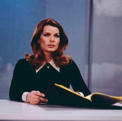 SENTA BERGER Senta Berger, österreichisch-deutsche Schauspielerin, Filmschauspielerin, TV Serienstar, Filmproduzentin, Deutschland, 1982, im Bild: bei einer Lesung. Senta Berger, Austrian-German actress, film actress, TV series star, film producer, Germany, 1982, pictured: at a reading., Deutschland Copyright: kpa UnitedArchives55041183 EDITORIAL USE ONLY
