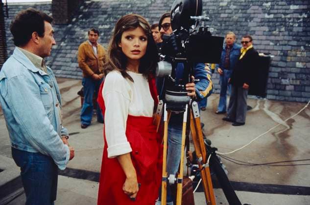 DIE KETTE Die Kette, deutscher Kriminalfilm in zwei Teilen nach einem Drehbuch von Francis Durbridge, Regie: Rolf von Sydow, Deutschland, 1977, am Set: Regisseur Rolf von Sydow, links, mit Uschi Glas und Filmteam während der Dreharbeiten. German crime film in two parts, based on a screenplay by Francis Durbridge, directed by Rolf von Sydow, Germany, 1977, on set: director Rolf von Sydow, left with Uschi Glas and Film crew during filming., Deutschland Copyright: kpa UnitedArchives55041325 EDITORIAL USE ONLY