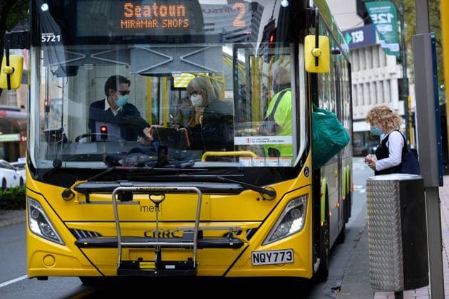 (220510) -- WELLINGTON, May 10, 2022 -- People wearing masks get on a bus in Wellington, capital of New Zealand, May 10, 2022. New Zealand has reported 1,001,898 confirmed cases of COVID-19 since the beginning of the pandemic in early 2020, surpassing the one-million mark, the Ministry of Health said on Tuesday. ) NEW ZEALAND-COVID-19-ACCUMULATED CASES GuoxLei 