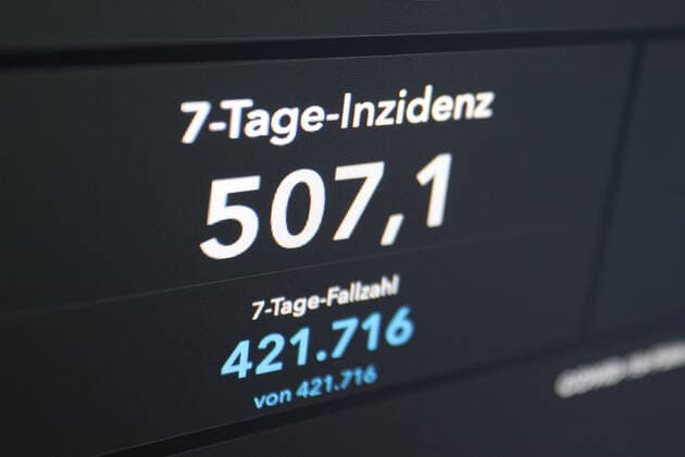 Dashboard des RKI, die 7-Tage-Inzidenz liegt nun bei 507,1 7-Tage-Inzidenz, Dashboard des RKI auf einem Monitor am 11.05.2022 in Siegen Deutschland.